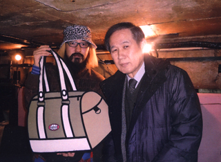 阿曽山大噴火さんと「謎のバッグ」