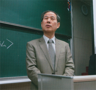 生徒の前で話しをした