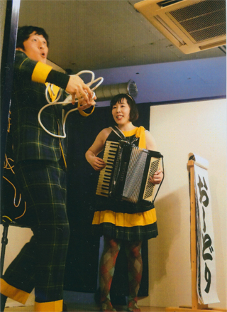 「おしどり」さんの漫才です