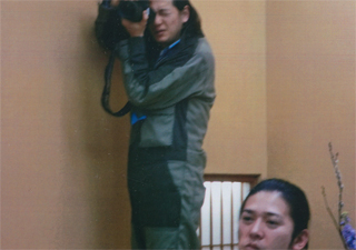 芸者さんを撮る井浦さん