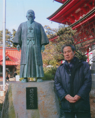 「井上日召翁銅像」の前で（3/2）