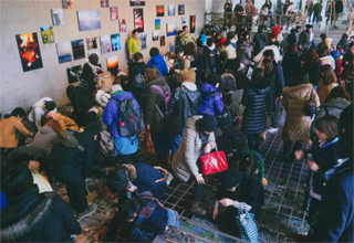 床の写真を剥がして持って帰るお客さん