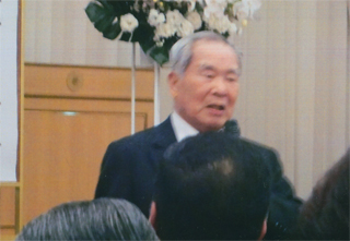 挨拶する村上正邦さん