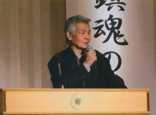 挨拶する菅原文太さん