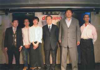 お店のスタッフと一緒に