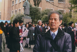 大隈さんの銅像の前で（3/26）