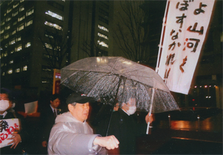 雨の中、デモをしました（3/25）