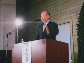 講演する鈴木宗男さん（4/9）
