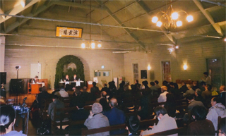 雨の中、200人が集まりました