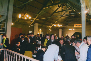 サイン会にも長い列が…