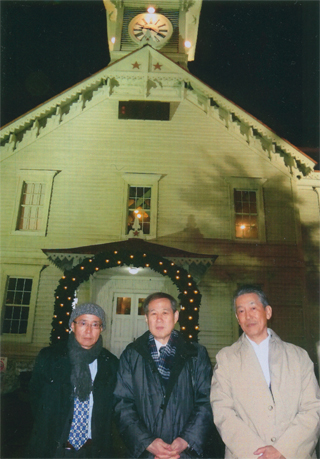 札幌時計台で（下中さん、山本社長と）