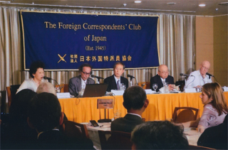 和田春樹さん（左）、西尾幹二さん（右）と