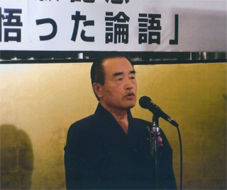 出版記念会で挨拶する田中森一さん（4/14）