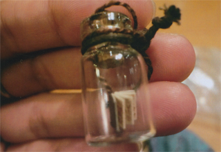 ビンの中に入った超豆本です