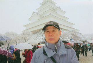 「桜に雪」の鶴ヶ城（4/21）