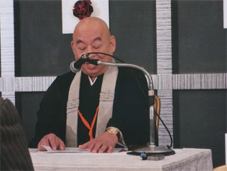 講演する恵観さん