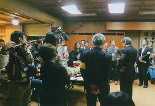 ピョンヤンの「よど号」グループと電話で話す鳥越さん