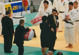 巨大なカップ麺の賞品