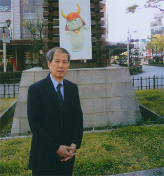 「ヒコにゃん」の前で（5/6）