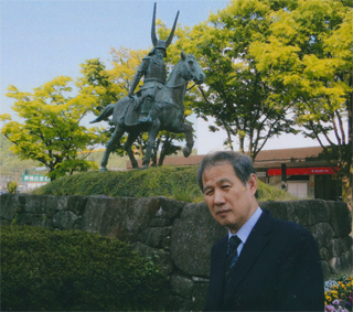 井伊直政像の前で