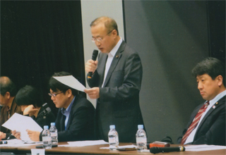 挨拶する有田芳生さん