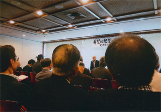 プレスセンターは満員でした