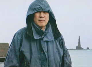 「ローソク岩」をバックに