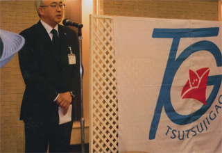 今の校長先生と、校旗