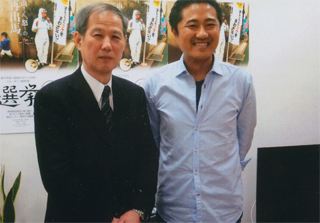 「選挙２」のポスターの前で