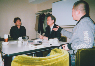 上祐史浩さん、私、徐裕行さん（3/1）