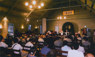 札幌時計台ホールは超満員