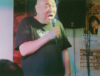 歌うキラー・カーン