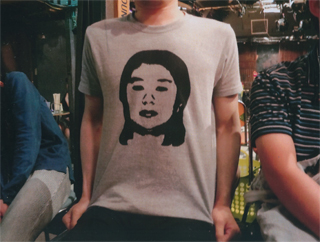 菊地直子Ｔシャツを着た若者も…