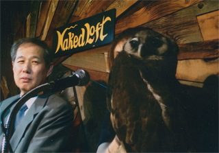 マイクに向かって喋ってます