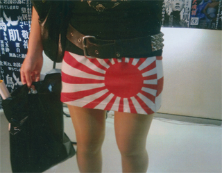 こんな過激なファッションの女性も