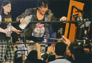 大仁田厚が「聖水」をかけてます