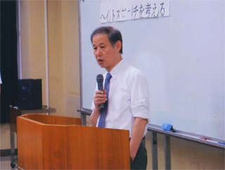 背広を脱いで、質問に答えました