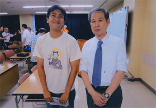 聖サンフランシスコのＴシャツを着た人と