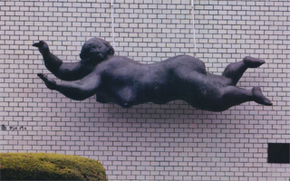 太った裸婦が空を飛んでます