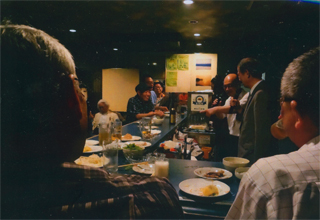 店に人が入り切れない