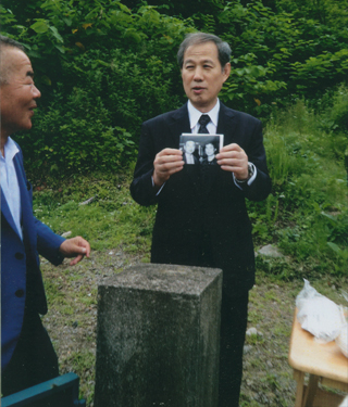 皆の前で挨拶しました。写真を示して