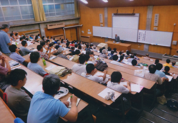 講師は遥か遠くです