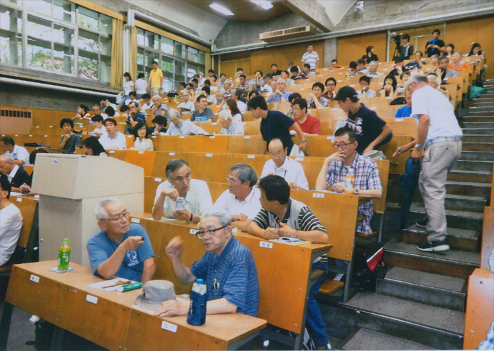 中学生から年輩の人まで。満員でした