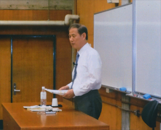 上着を脱いで、話しました