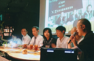 特派員協会での報告をする有田氏