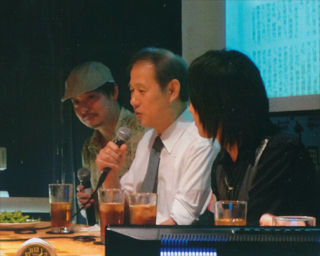 私が武富さん（左）を紹介しています