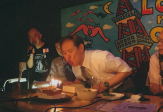 ケーキの火を吹き消しています