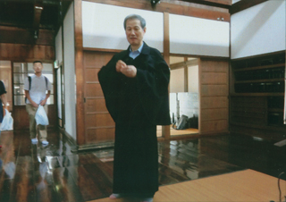 太宰治のマントを着ました。大きい！