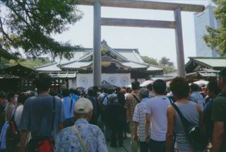 参拝のため、長い列が出来てました