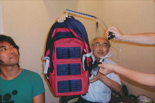 これが噂の「ソーラー板付きリュック」